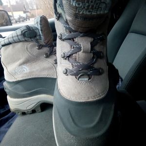 North Face Women's HIKING Boots,.  Gray, 8.5, tie up, winter grip